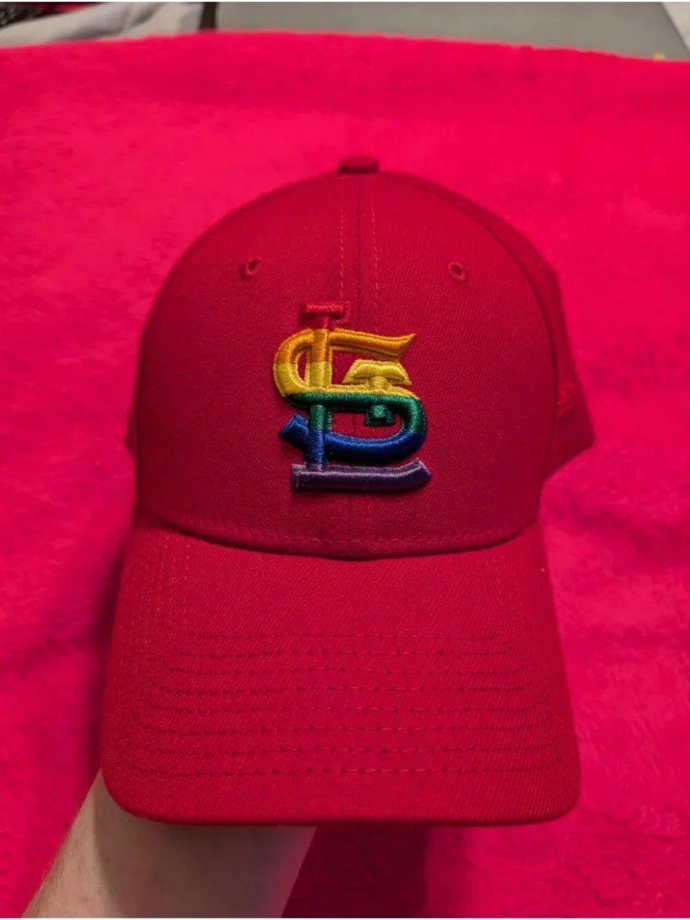 New Era 39THIRTY St Louis Cardinals Hat Red Rainbow Pride Logo Stretch Fit S/M